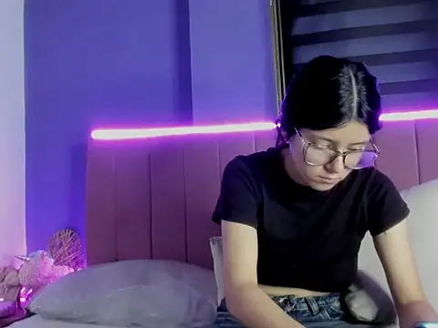 EmiSchwarz's Live XXX Chat