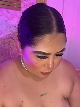 XXX chat uživo modela Mia_Carters