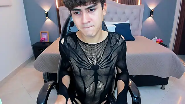 Tommy18__ Adlı Modelin Canlı XXX Sohbeti