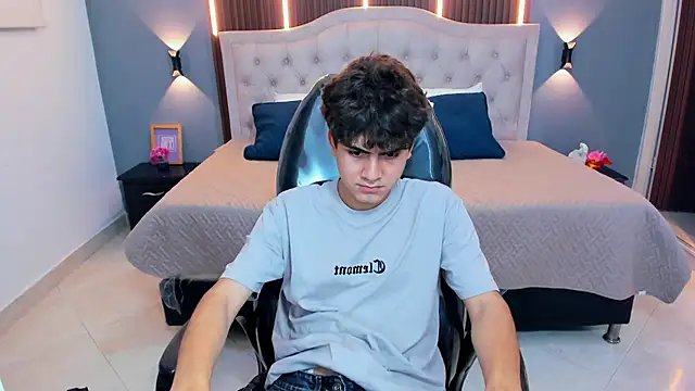 Tommy18__ Chat XXX in diretta