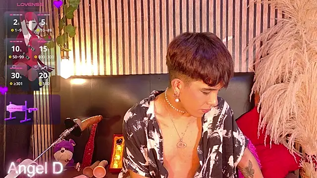 Angeldust19: διαδικτυακό σόου στην κάμερα