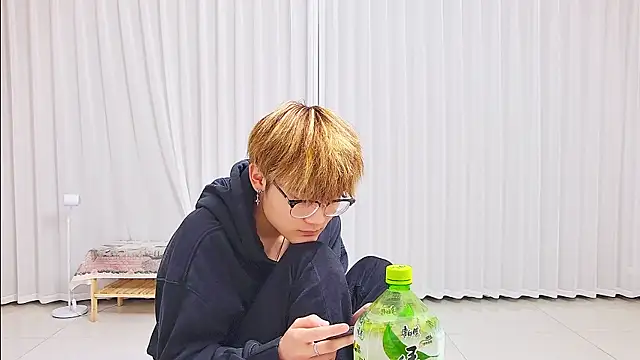 KK-cuteboy Adlı Modelin Canlı XXX Sohbeti