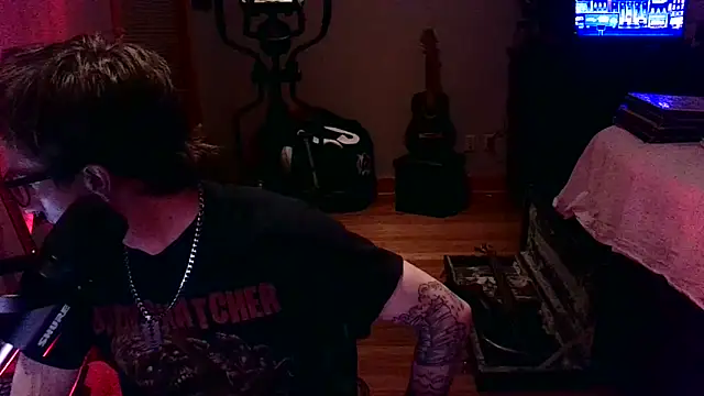 LEVIATHANX666: διαδικτυακό σόου στην κάμερα