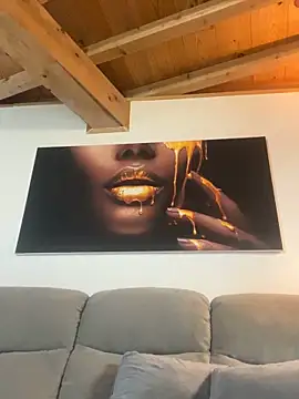 Bigkisslove: διαδικτυακό σόου στην κάμερα