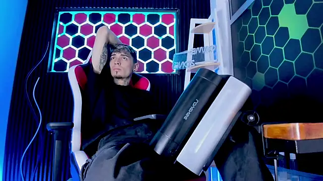 Pokazy przed kamerką – Max_Hader_