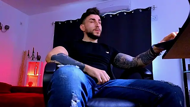 MightyAaron66 live XXX chat