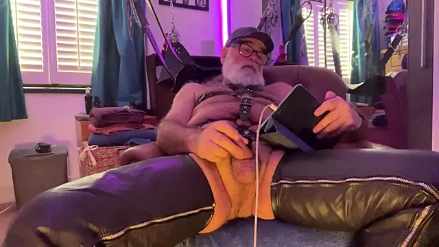 LeatherSdaddy: διαδικτυακό σόου στην κάμερα