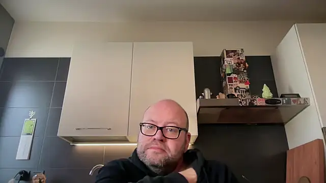 Show modela theitalianbear na web-kameri