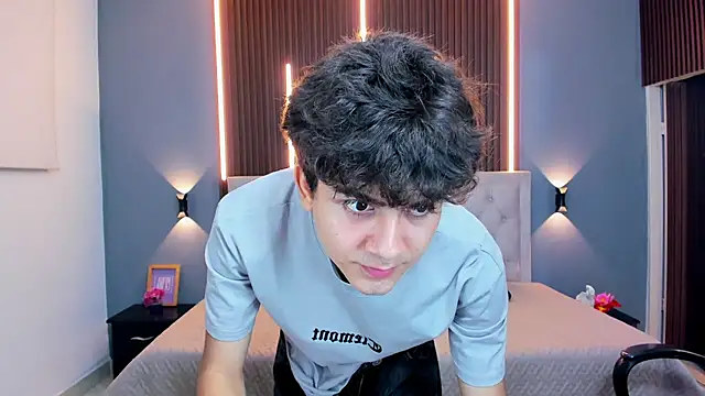 Tommy18__ Chat XXX in diretta