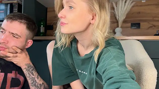 Adelovenick Adlı Modelin Canlı XXX Sohbeti