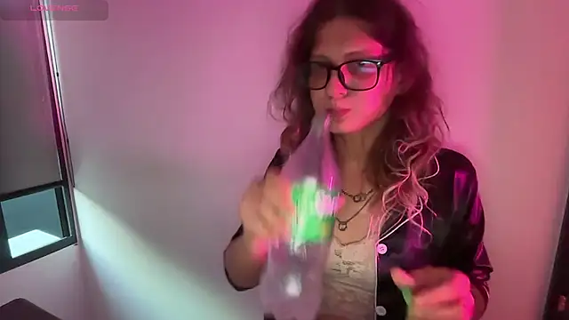 AlicePinkhead Webcamshow