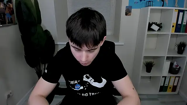 AlejandroEllias: διαδικτυακό σόου στην κάμερα