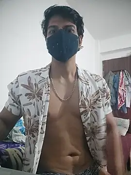 Nikk13: διαδικτυακό σόου στην κάμερα