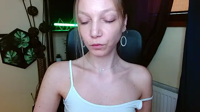 EmillyPlay Adlı Modelin Canlı XXX Sohbeti