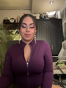 BigDominaMia Webcam Show