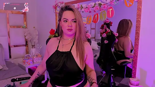 AvaMiia live XXX chat