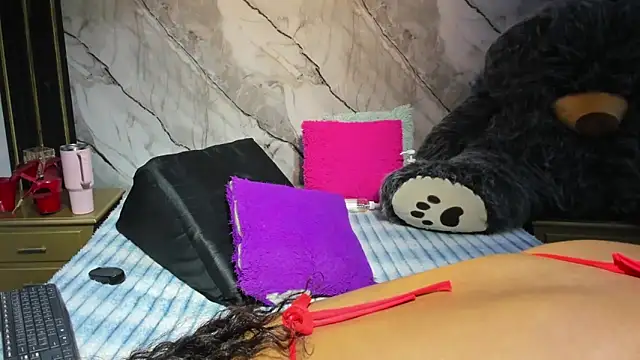 Niyirey1 Show in webcam