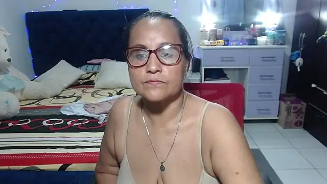 pervert_mommy_ 网络视讯表演