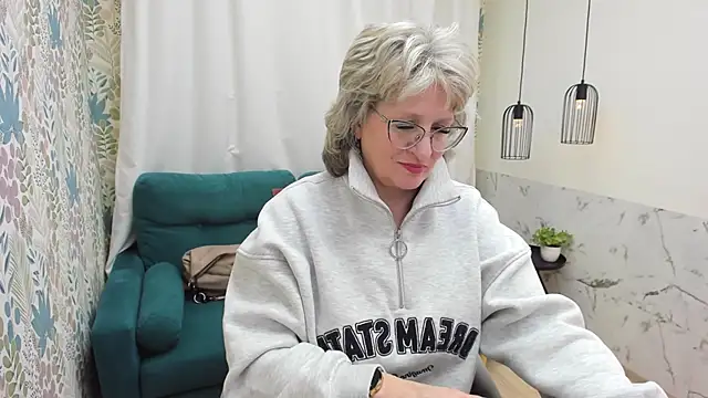 EvelynJoyful's Live XXX Chat