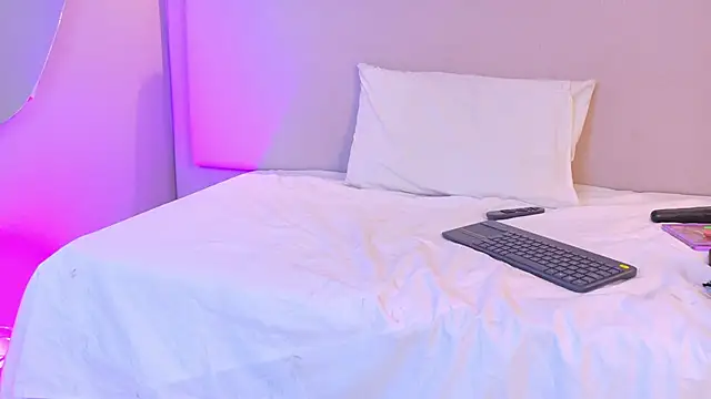 NaomiKlarc's Live XXX Chat