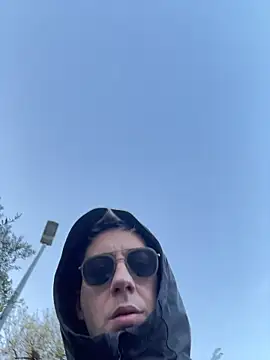 1Hugo1 Show in webcam