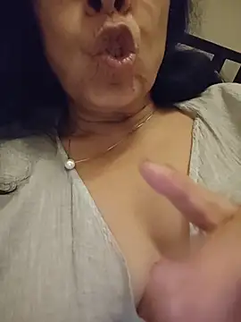 NakedMILFx Chat XXX in diretta