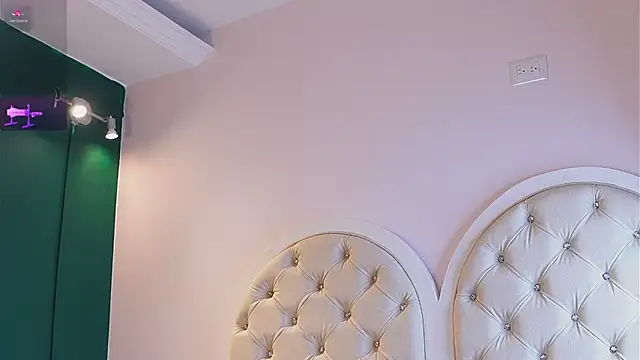 caroline_adams_'s Live XXX Chat