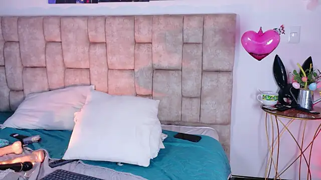 Chatroom XXX en direct de MiiaBlumm_