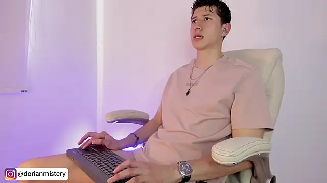 Dorianmistery2322_ Show Webcam