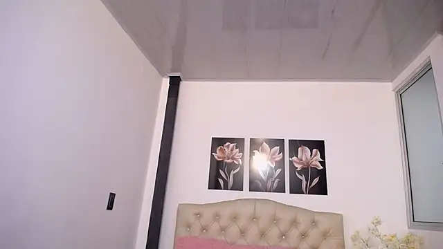 pinky_f00x's Live XXX Chat