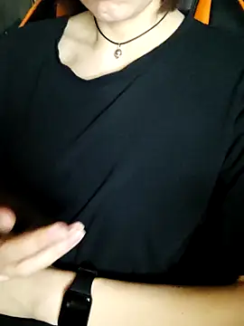 XXX chat uživo modela Aashikalaa