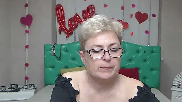 EmiliaGreeのライブXXXチャット