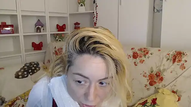 _karolynesyera_'s Live XXX Chat