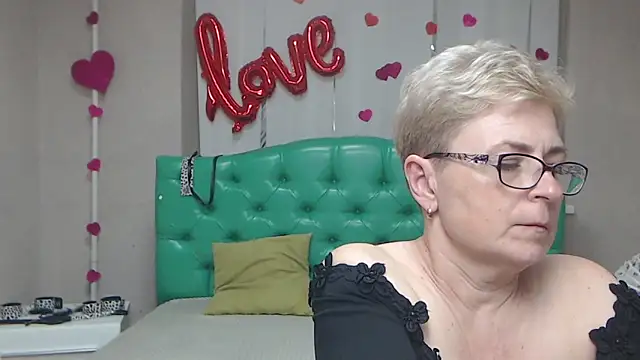 EmiliaGree: онлайн-секс-чат