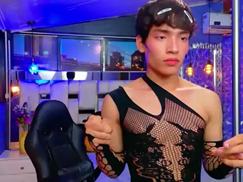 IsaacNovaa Show in webcam