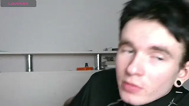 Ernest_ice: διαδικτυακό σόου στην κάμερα