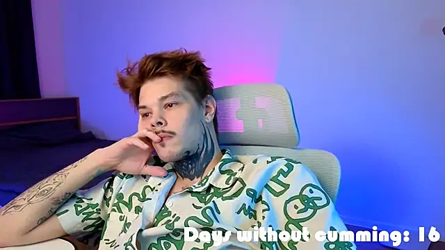 DENIS_HERE: διαδικτυακό σόου στην κάμερα