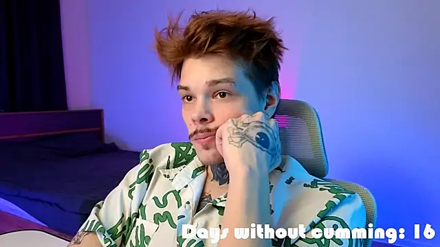 DENIS_HERE: διαδικτυακό σόου στην κάμερα