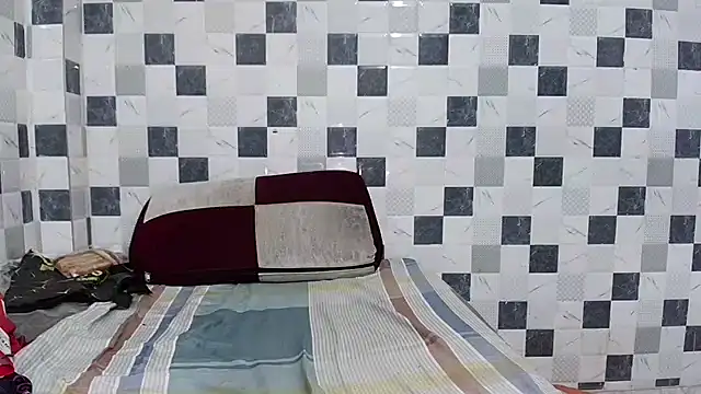 FUDDI_BHABHI143's Live XXX Chat