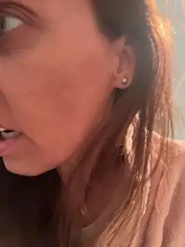 Pokazy przed kamerką – DivineAmely