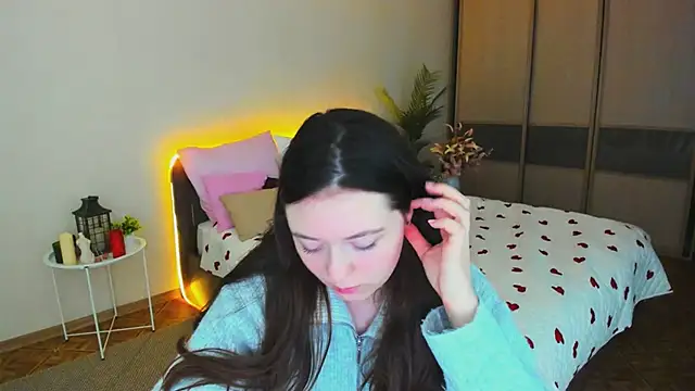 AlluringLookk Webcam-Show