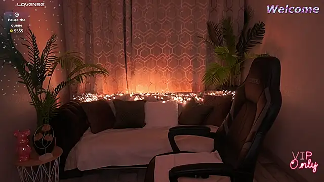 Show modela EllaGoldenn na web-kameri