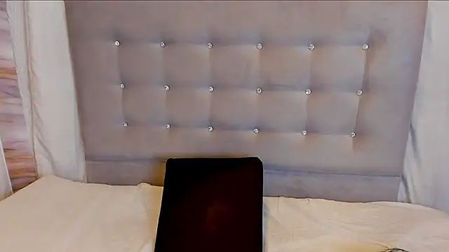 nymphomanyan Live XXX chat