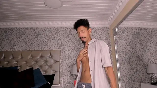 NoaahTylor's Live XXX Chat