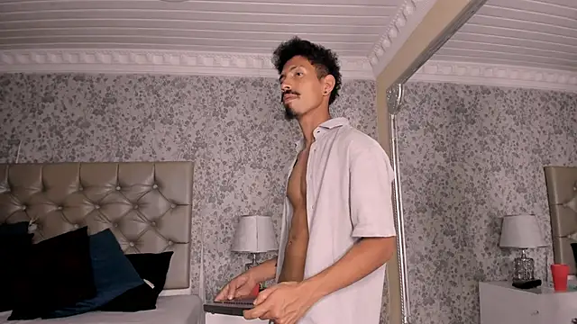 NoaahTylorのウェブカメラショー