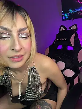 Cinamoonn élő XXX-chatje