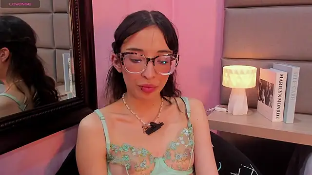 Emilia_Bons: онлайн-секс-чат