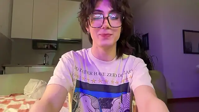 kira_yoshika9e: διαδικτυακό σόου στην κάμερα