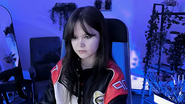 Elainebeness élő XXX-chatje