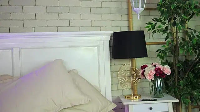 EmillyBronte Adlı Modelin Canlı XXX Sohbeti